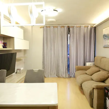 Bcn Center 10min/beach 3min/tren2min/alcampo 1min Apartment